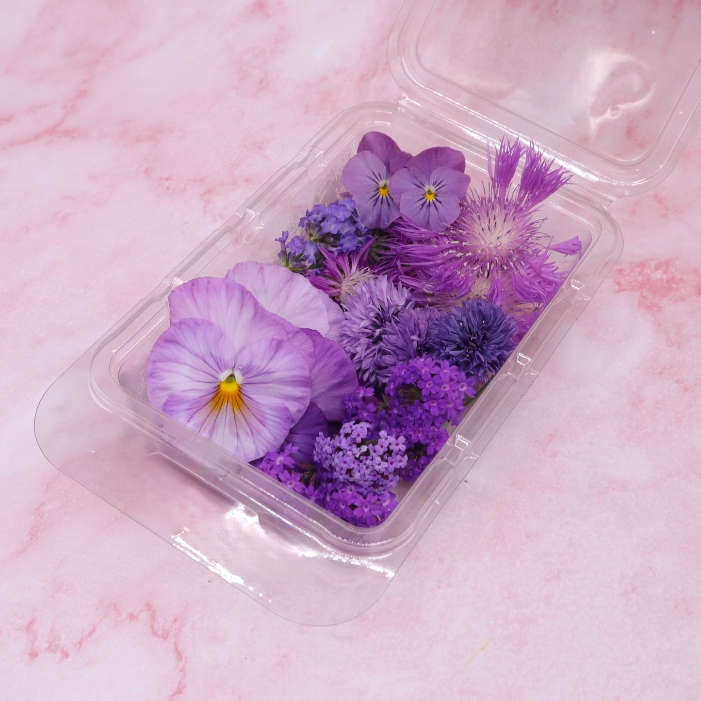 Lila Paarse eetbare bloemen mix. Edible Flowers. Floral Delight