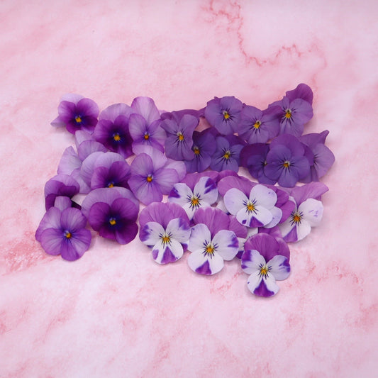Lila eetbare viooltjes. Lila mix. Schattige kleuren, cupcake, taartjes
