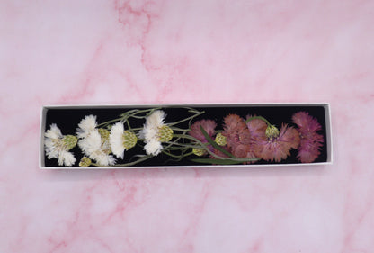 Geperste eetbare Korenbloem. Bruidstaart, bruiloft. Eetbare bloemen. Floral delight