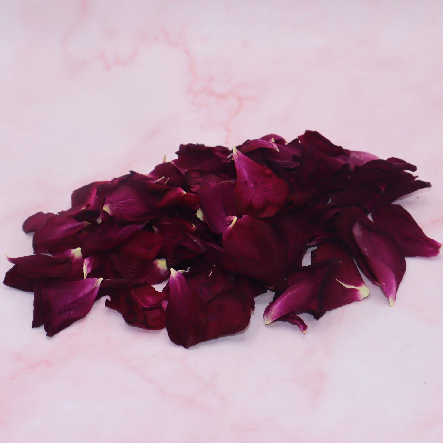 gevriesdroogde rozenblaadjes. Freeze dried edible rose petals. eetbare bloemen. Floral Delight shop